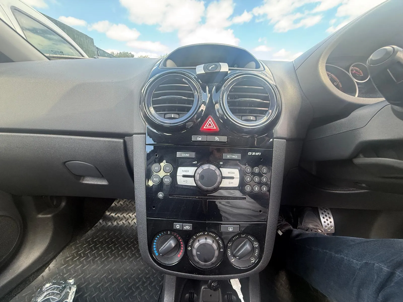 vehicle-media-19